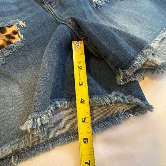 NWOT Judy Blue Size 1XL Plus Size Blue Jean Shorts with Leopard Accents - Picture 3 of 7